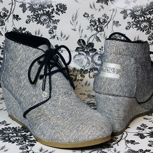 New Toms Black Gold Metallic Linen Desert Wedge